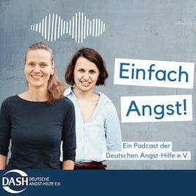 Die Podcast-Hosts unterhalb der Waveform. Daneben der Podcast-Name 'Einfach Angst! Ein Podcast der Deutschen Angst-Hilfe e.V.' Unten links das Unternehmenslogo.