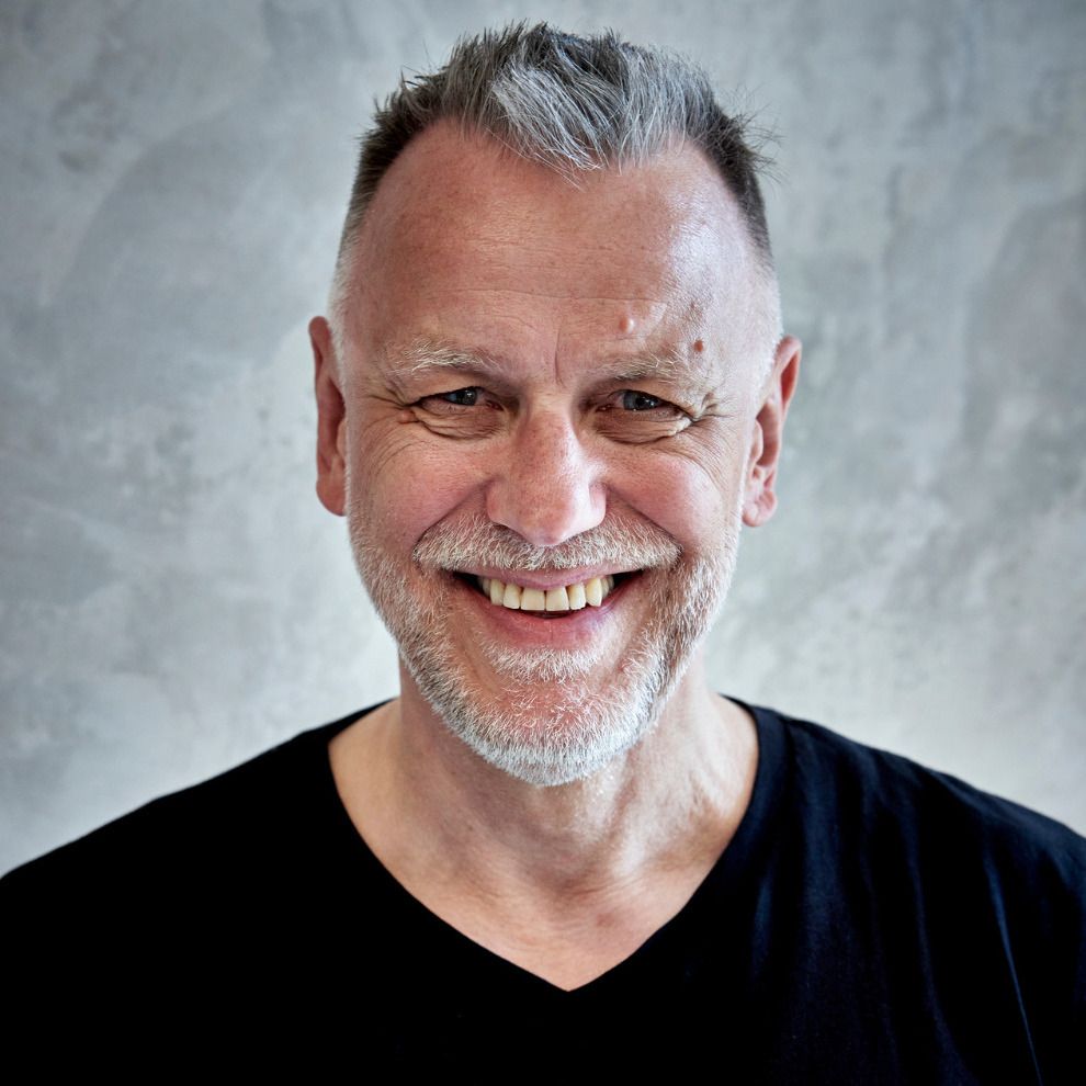 Podcaster lächelt