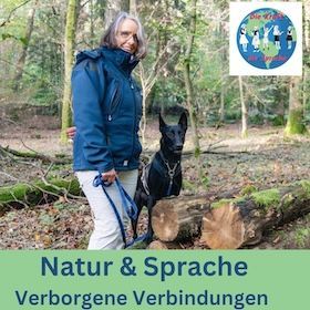 Eine Frau steht neben ihrem Hund im Wald neben ein paar Baumstämmen und hält eine Hundeleine. Darunter der Schriftzug: Natur & Sprache. Verborgene Verbindungen. Oben rechts ein Globus als Unternehmenslogo.