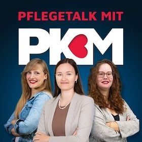 Schriftzug des Unternehmenspodcasts 'Pflegetalk mit PKM' mit Herz in der Mitte und darunter die Hosts Anna, Marie und Nina mit verschränkten Armen und lächelnd.